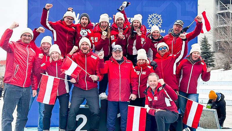 Team Austria feiert gemeinsam auf einem Gruppenfoto. 